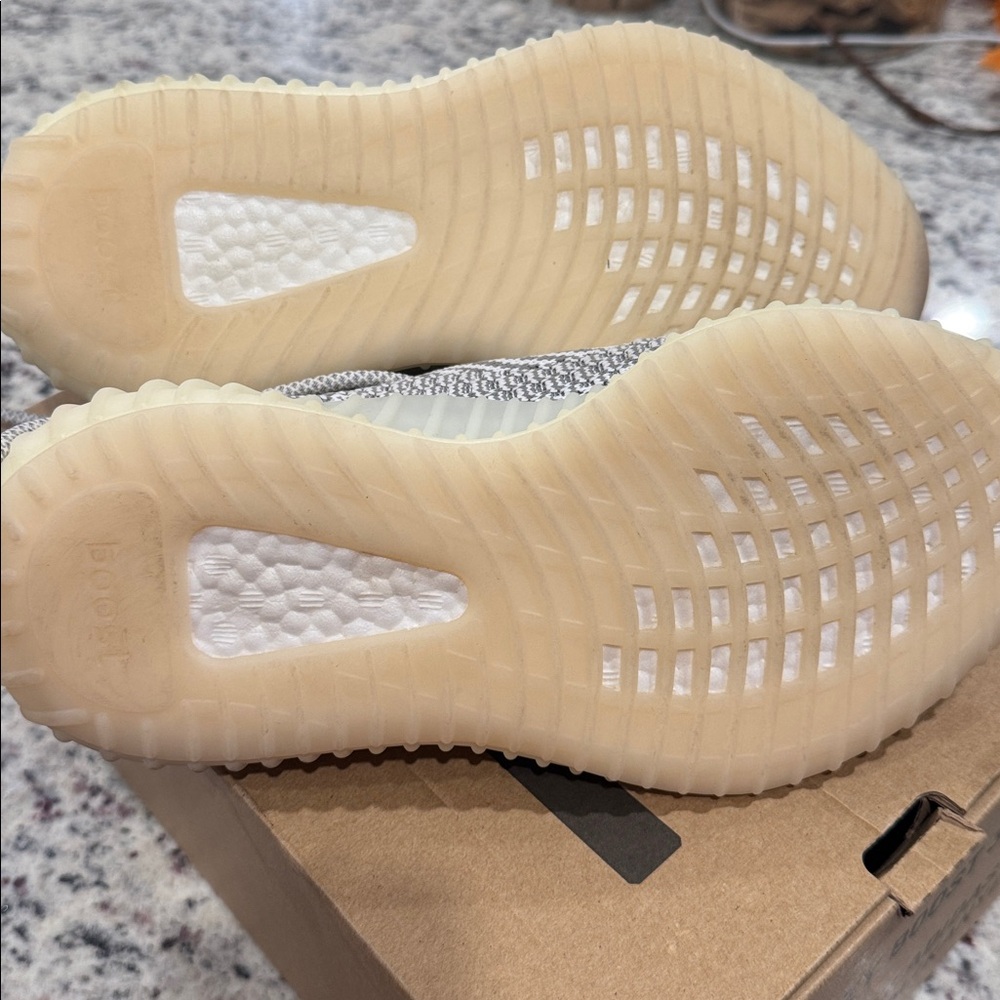Yeezy Boost 350 V2 Static Gray and Cream Shoes - Picture 5 of 7